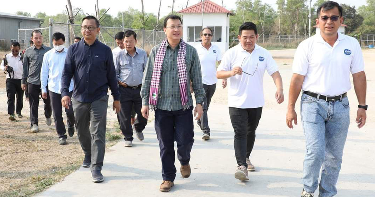 រដ្ឋមន្ត្រីក្រសួងកសិកម្មធ្វើទស្សនកិច្ចនៅ កសិដ្ឋានចិញ្ចឹមគោយកទឹកដោះគិរីសួគ៌របស់ក្រុមហ៊ុន ខ្មែរ ហ្វ្រេស មីល
