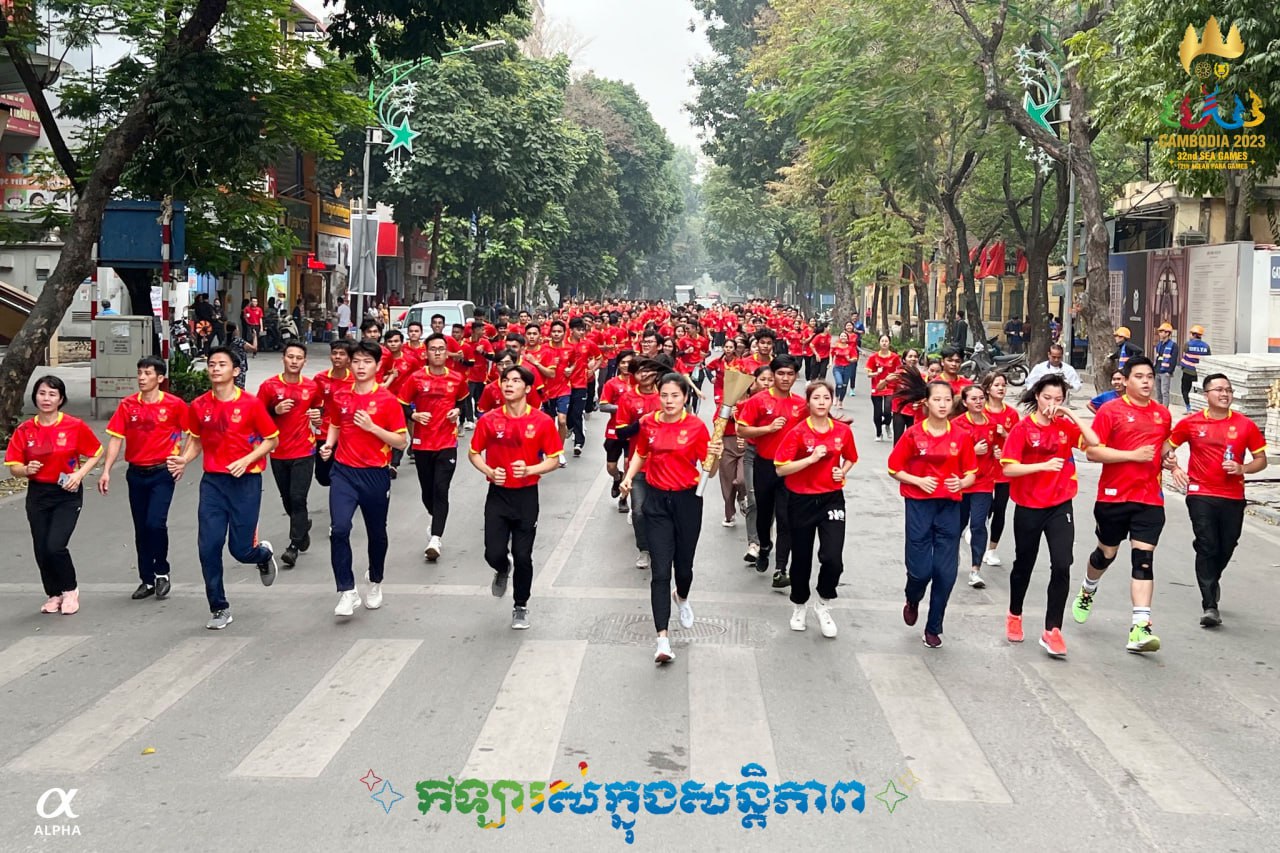 និស្សិតកម្ពុជា និងអត្តពលិកវៀតណាម ប្រមាណ ៣០០នាក់ ចូលរួមដង្ហែភ្លើងគប់ ស៊ីហ្គេម-អាស៊ានប៉ារ៉ាហ្គេម ឆ្នាំ២០២៣