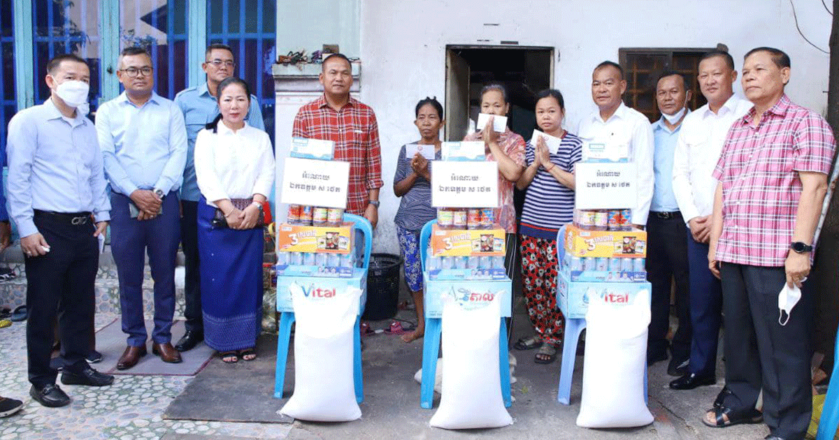 ឯកឧត្តម ស ថេត ប្រធានគណៈពង្រឹងសង្កាត់បឹងទំពន់ទី១ ចុះជួប និងចែកអំណោយដល់ប្រជាពលរដ្ឋទីទ័លក្រ ជនពិការ ចាស់ជរា ដល់ក្នុងផ្ទះ