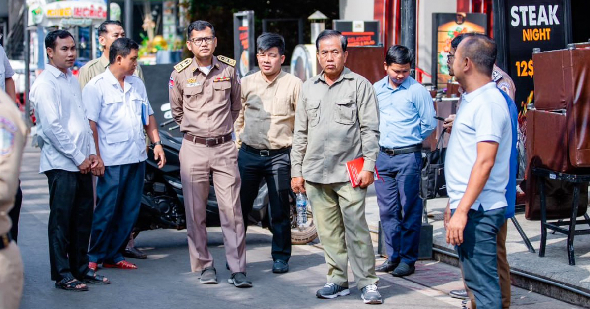 ក្រុមការងារចម្រុះ រដ្ឋបាលខេត្តសៀមរាប ចុះពិនិត្យការតាំងលម្អសោភណ្ឌភាព និងសំណើតម្លើងភ្លើងលម្អ នៅក្នុងតំបន់ផាប់ស្ទ្រីត (Pub Street)