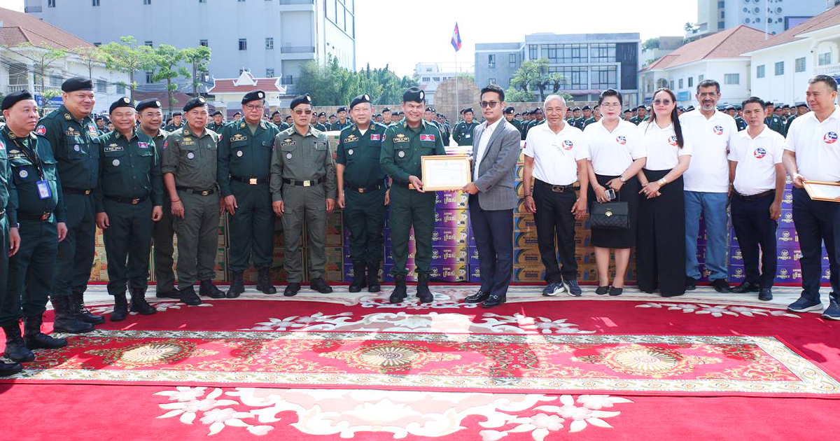 ឯកឧត្តម នាយឧត្តមសេនីយ៍ ស ថេត ទទួលគ្រឿងឧបភោគបរិភោគពី ទីប្រឹក្សាក្រសួងមហាផ្ទៃ និងក្រុមហ៊ុន ព្រីនស៍ សម្រាប់ឧបត្ថម្ភដល់កងកម្លាំងនគរបាល