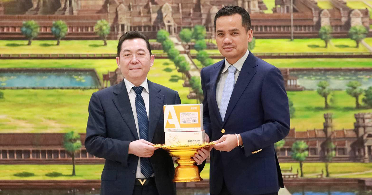 អនុប្រធានអចិន្ត្រៃយ៍សមាគមអភិវឌ្ឍន៍សេដ្ឋកិច្ចចិន-អាស៊ី ផ្ដល់ឧបកណ៍តេស្តទឹកមូត្ររកសាធាតុញៀនជាង ១៣ម៉ឺន ជូនក្រសួងមហាផ្ទៃ