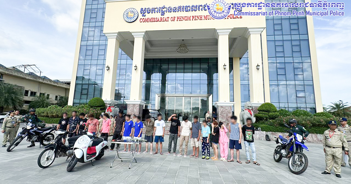 បង្ហាញមុខជនសង្ស័យ ១៥ នាក់ពាក់ព័ន្ធនឹងអំពើប្លន់ប្រដាប់អាវុធ កាច់ករម៉ូតូ ប្រដាប់អាវុធ និងករណីទម្លាក់យោងយកទ្រព្យសម្បត្តិពលរដ្ឋ