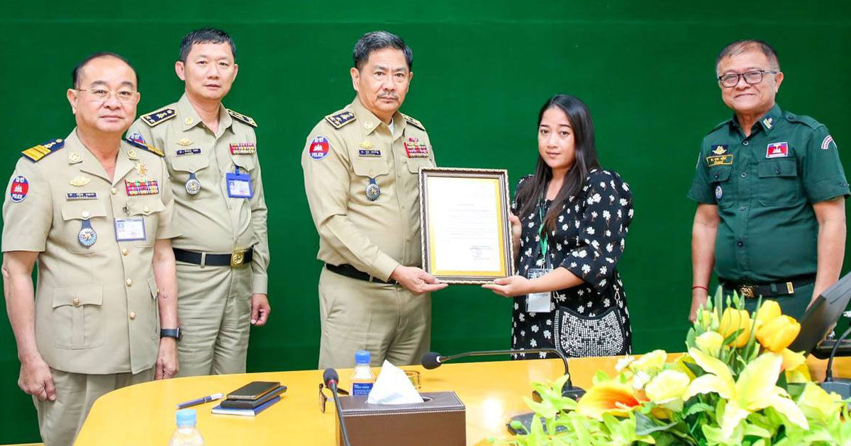 ឯកឧត្ដម ឧត្តមសេនីយ៍ឯក ជួន ណារិន្ទ ប្រគល់ថវិកាសមាគមមិត្តនគរបាល ជូនដល់ក្រុមគ្រួសារមន្ត្រីនគរបាល មរណភាព ចំនួន០៥នាក់