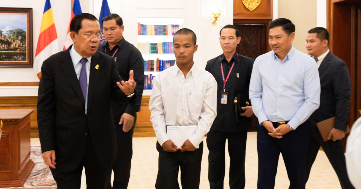 សម្តេចតេជោ អរគុណ ឧត្តមសេនីយ៍ឯក ជួន ណារិន្ទ ដែលជួយសម្រួលបញ្ចប់ជម្លោះរវាងយុវជន ណន សុខហេង និងថៅកែរហូតឈានដល់ បើក «ហាងនំប៉័ងសម្ដេចតាចិត្តធម៌» នៅខេត្តក្រចេះ