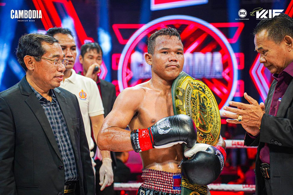 ដឹងតែកក្រើកហើយ! មនុស្សឈើ សុខ ធី ប៉ះ ក្របីព្រៃ ពេជ្រ សម្បត្តិ ​ដណ្ដើមខ្សែក្រវាត់​ទម្ងន់​៦០គីឡូក្រាម