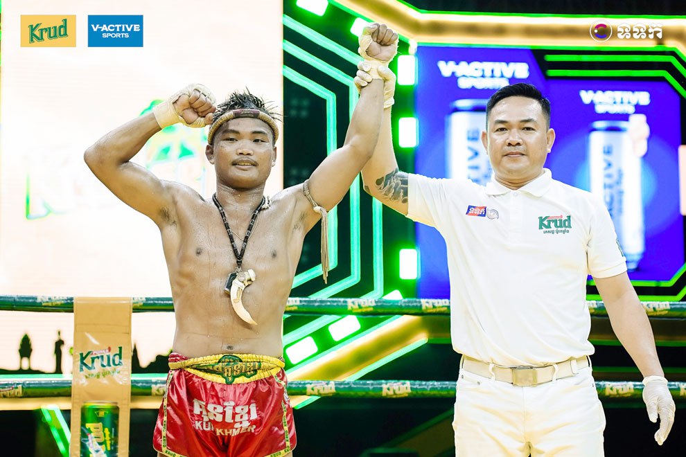 ដឹងតែកក្រើកហើយ! មនុស្សឈើ សុខ ធី ប៉ះ ក្របីព្រៃ ពេជ្រ សម្បត្តិ ​ដណ្ដើមខ្សែក្រវាត់​ទម្ងន់​៦០គីឡូក្រាម