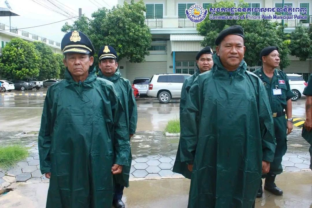 ឯកឧត្តមអភិសន្តិបណ្ឌិត ស សុខា ផ្ដល់អាវភ្លៀងជាង ២ពាន់ទៀត ជូននគរបាលរាជធានី ខេត្ត
