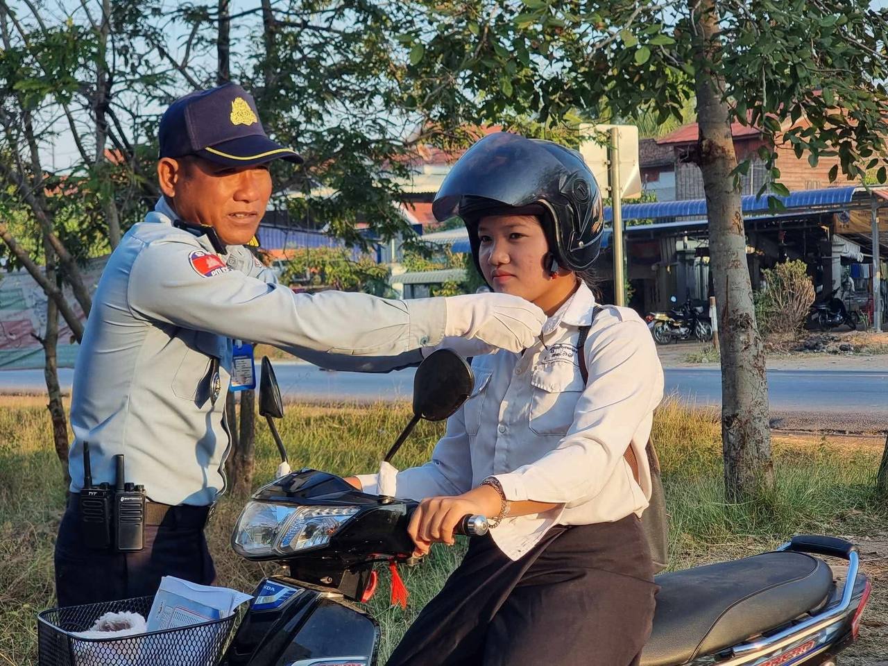 ឯកឧត្តមអភិសន្តិបណ្ឌិត ស សុខា ណែនាំឱ្យអនុវត្តច្បាប់ចរាចរណ៍ចំពោះសិស្សពុំពាក់សុវត្ថិភាព​ រថយន្តដឹងកម្មករ និងល្មើសល្បឿន