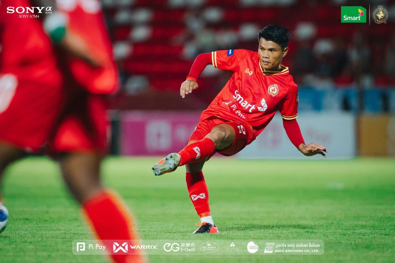 ភ្នំពេញក្រោន ប្រកាសចែកផ្លូវជាមួយកីឡាករ សឿត បារាំង