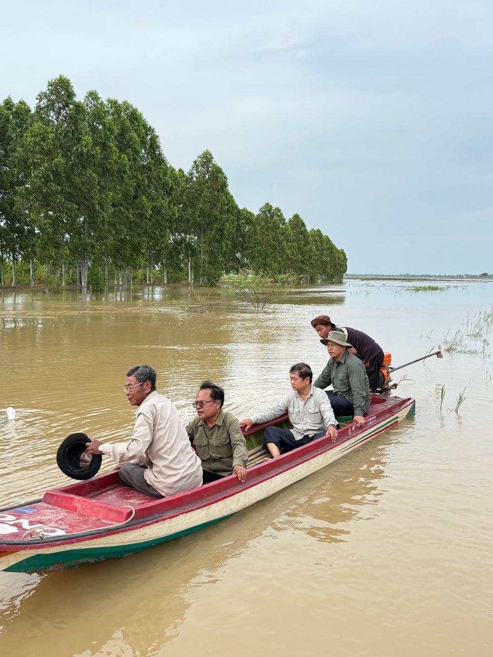 ជំនន់ទឹកភ្លៀងវាយប្រហារខេត្តបន្ទាយមានជ័យ៖ ក្រុមការងារជាន់ខ្ពស់ចុះវាយតម្លៃផលប៉ះពាល់ស្រូវជិត ១.១០០ ហិកតា