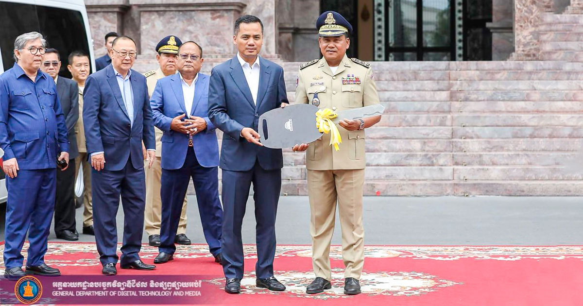 ឯកឧត្តមអភិសន្តិបណ្ឌិត ស សុខា ប្រគល់រថយន្តជាង ៤០គ្រឿង ដល់ អង្គភាពចំណុះក្រសួងមហាផ្ទៃ