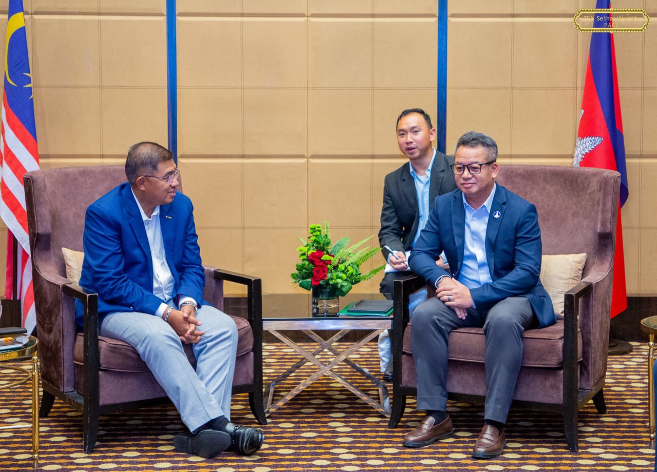 ម៉ាឡេស៊ីគាំទ្រការបង្កើតយន្តការអាស៊ាន ដើម្បីជួយអនុវត្តបទឈប់បាញ់រវាងកម្ពុជា-ថៃ

ម៉ាឡេស៊ី៖ នាយឧត្តមសេនីយ៍ Mohamed Nizam អគ្គមេបញ្ជាការកងទ័ពម៉ាឡេស៊ី បានប្រកាសគាំទ្រគាំទ្រការបង្កើតយន្តការអាស៊ាន ដើម្បីជួយអនុវត្តបទឈប់បាញ់រវាងកម្ពុជា-ថៃឱ្យមានប្រសិទ្ធិភាព ។

ការប្រកាសគាំទ្រនេះ ធ្វើឡើង នាថ្ងៃទី៦ ខែសីហា ឆ្នាំ២០២៥ ក្នុងគ្រាដែល នាយឧត្តមសេនីយ៍ ទៀ សីហា ឧបនាយករដ្ឋមន្ត្រី រដ្ឋមន្ត្រីក្រសួងការពារជាតិ បានដឹកនាំគណៈប្រតិភូយោធាជាន់ខ្ពស់ នៃកងយោធពលខេមរភូមិន្ទ ជួបពិភាក្សាការងារ នៅទីក្រុង Kuala Lumpur ប្រទេសម៉ាឡេស៊ី។

យោងតាមទំព័រហ្វសប៊ុករបស់លោកឧបនាយករដ្ឋមន្ត្រី ទៀ សីហា ឱ្យដឹងថា ក្នុងជំនួបនេះភាគីម៉ាឡេស៊ីបានបង្ហាញពីឆន្ទៈក្នុងការសហការជាមួយអាស៊ាន ដើម្បីជួយសម្របសម្រួលការអនុវត្តបទឈប់បាញ់រវាងកម្ពុជា-ថៃ ភាគីម៉ាឡេស៊ីគាំទ្រការបង្កើតឯកសារក្រមប្រតិបត្តិ (TOR) និងការបង្កើតក្រុមអ្នកសង្កេតការណ៍អាស៊ាន (ASEAN Monitoring Team – AMT) ដែលនិងក្លាយជាយន្តការសំខាន់ក្នុងការតាមដាន និងអនុវត្តបទឈប់បាញ់ឲ្យមានប្រសិទ្ធភាពខ្ពស់ដើម្បីឆាប់បង្រួបបង្រួមសន្ដិភាពក្នុងតំបន់។

នាឱកាសនោះ លោក General Nizam បានថ្លែងថា៖ «សន្តិភាពគឺមានតម្លៃខ្ពស់ ជីវិតគឺមានតម្លៃ ពេលវេលាគឺសំខាន់» ស្របតាមអនុសាសន៍របស់សម្តេចធិបតី តែងតែលើកឡើងថា៖ "មួយថ្ងៃ មួយម៉ោង មួយនាទី" ដែលយើងកំពុងចរចា គឺអាចជួយសង្គ្រោះជីវិតកងកម្លាំង និងប្រជាពលរដ្ឋរបស់យើងបាន «កាន់តែឆាប់ កាន់តែប្រសើ» ។

ក្នុងរយៈពេលបីថ្ងៃចុងក្រោយនេះ ក្រុមការងារលេខាធិការដ្ឋាន នៃគណៈកម្មការព្រំដែន (GBC) របស់កម្ពុជា-ថៃ បានធ្វើការផ្លាស់ប្តូរយោបល់សំខាន់ៗជាច្រើនក្នុងបរិយាកាសវិជ្ជមាន។ 

ភាគីថៃបានយល់ព្រមលើធាតុចូលជាច្រើនរបស់កម្ពុជា ខណៈកម្ពុជាក៏បានទទួលយកចំណុចវិជ្ជមានរបស់ភាគីថៃផងដែរ កិច្ចប្រជុំនេះកើតមានក្នុងបរិបទនៃការចងក្រងកិច្ចសហប្រតិបត្តិការយោធានិងការទូត ដើម្បីគាំទ្រសន្តិភាព និងស្ថិរភាពនៅតំបន់អាស៊ាន៕