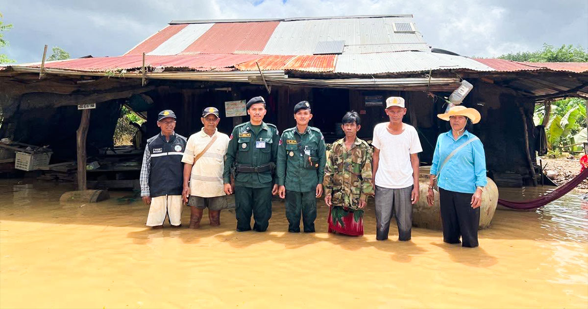 ជំនន់ទឹកភ្លៀងលិចលង់ផ្ទះពលររដ្ឋជាង ៣៦០ខ្នង ក្នុងស្រុក ៤ នៃខេត្តសៀមរាប ខណៈនៅស្រុកសំឡូតខេត្តបាត់ដំបងក៏មានផ្ទះពលរដ្ឋរងគ្រោះជាច្រើនខ្នងផងដែរ