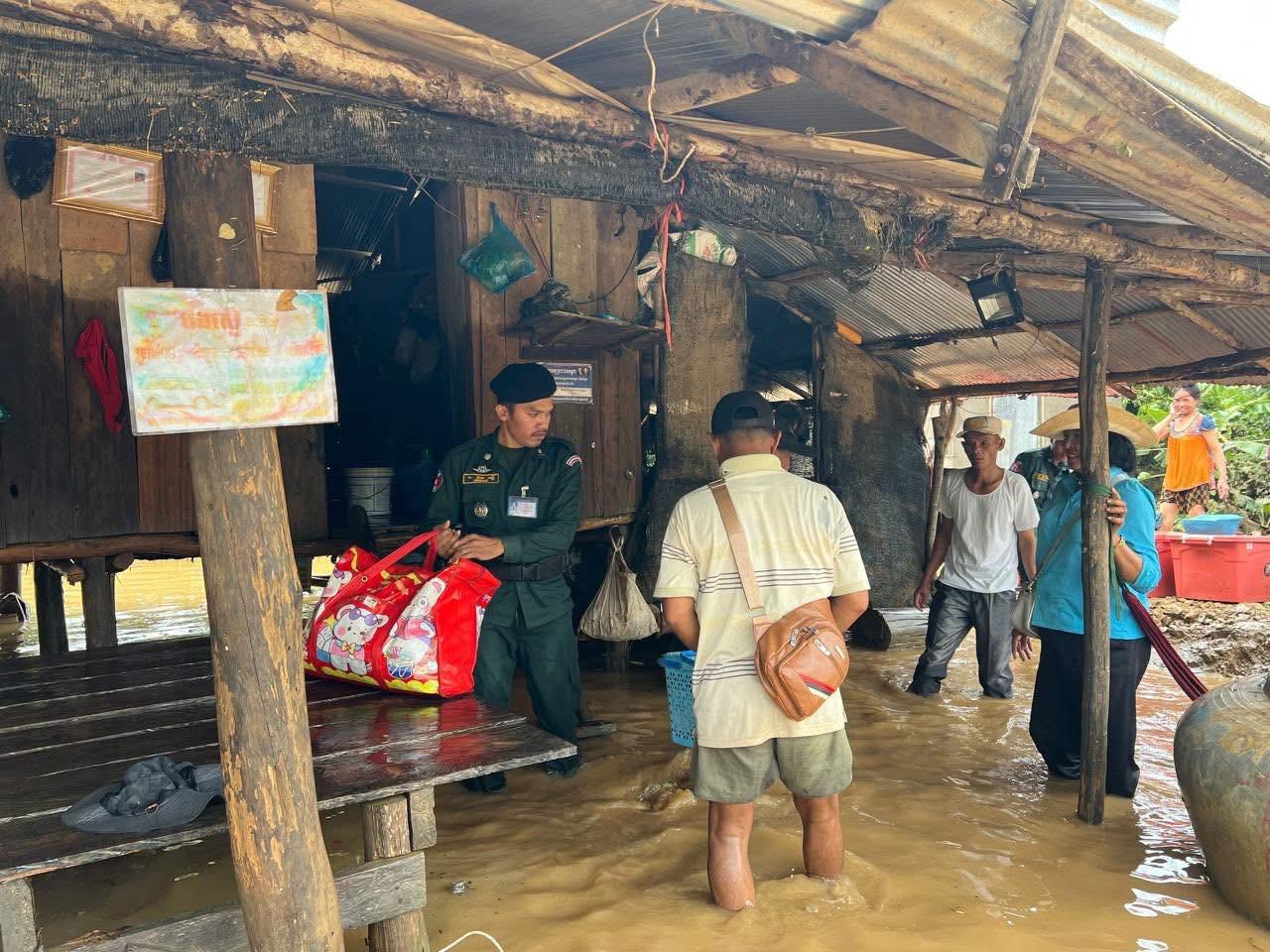 ជំនន់ទឹកភ្លៀងលិចលង់ផ្ទះពលររដ្ឋជាង ៣៦០ខ្នង ក្នុងស្រុក ៤ នៃខេត្តសៀមរាប ខណៈនៅស្រុកសំឡូតខេត្តបាត់ដំបងក៏មានផ្ទះពលរដ្ឋរងគ្រោះជាច្រើនខ្នងផងដែរ