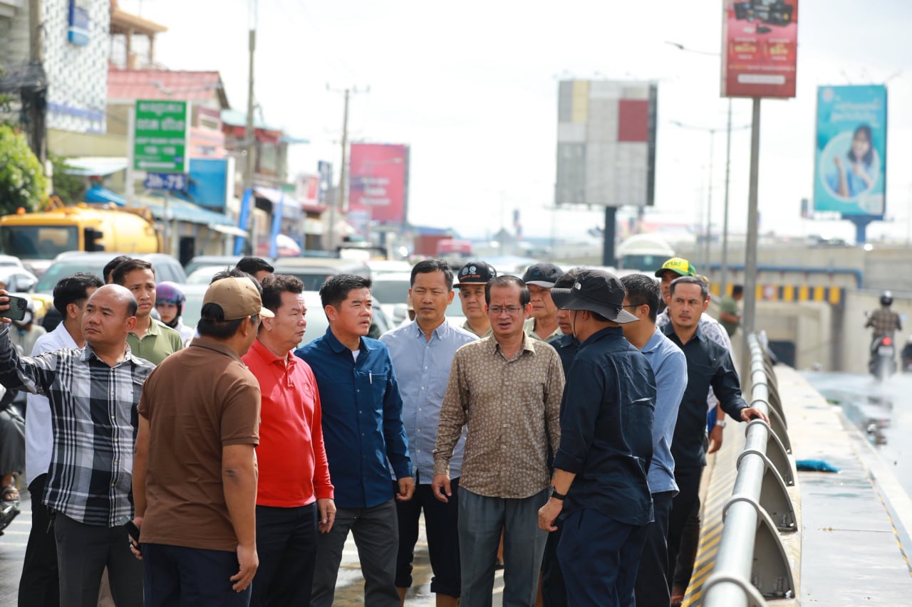 លោក ឃួង ស្រេង ណែនាំឱ្យអង្គភាពជំនាញដោះស្រាយបញ្ហាជំនន់ទឹកភ្លៀងក្នុងរាជធានីភ្នំពេញ