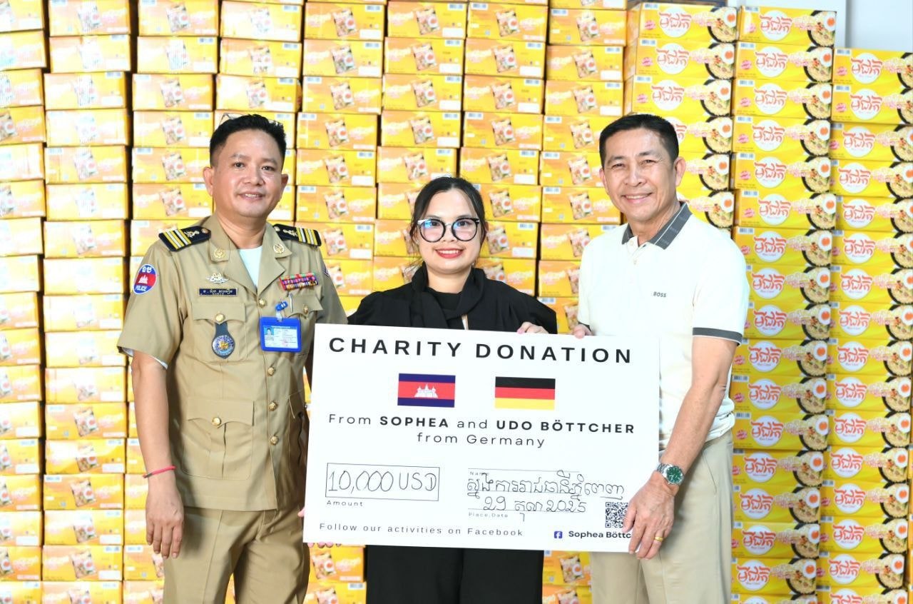 ឯកឧត្តម ឧត្តមសេនីយ៍ឯក ជួន ណារិន្ទទទួលអំណោយដែលសរុបជាទឹកប្រាក់ស្មើនឹង១ម៉ឺនដុល្លារ ជាលើកទី២ពី លោកស្រី Sophea Bőttcher និងស្វាមី
