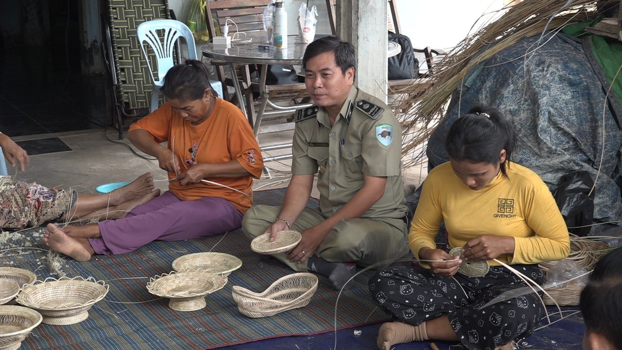 សហគមន៍ព្រៃឈើខេត្តពីររបស់កម្ពុជាទទួលចំណេះដឹងលើការកែច្នៃរពាក់ពីអ្នកស្រុកអង្គរ