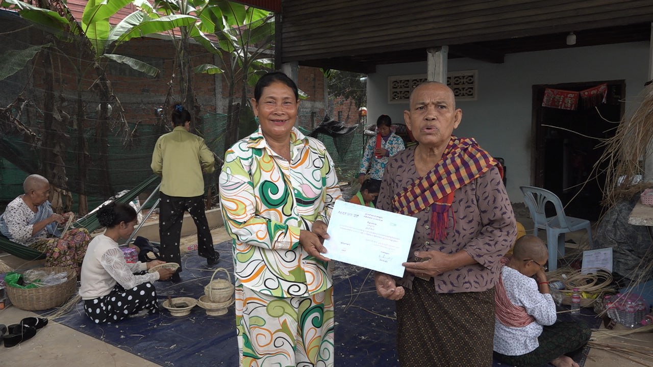 សហគមន៍ព្រៃឈើខេត្តពីររបស់កម្ពុជាទទួលចំណេះដឹងលើការកែច្នៃរពាក់ពីអ្នកស្រុកអង្គរ