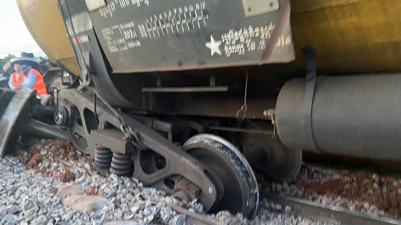 ក្រសួងបរិស្ថានចុះចាត់វិធានការករណីលេចធ្លាយប្រេង៣០០០០ លីត្រ ពីទូររថភ្លេីងនៅពោធិ៍សាត់