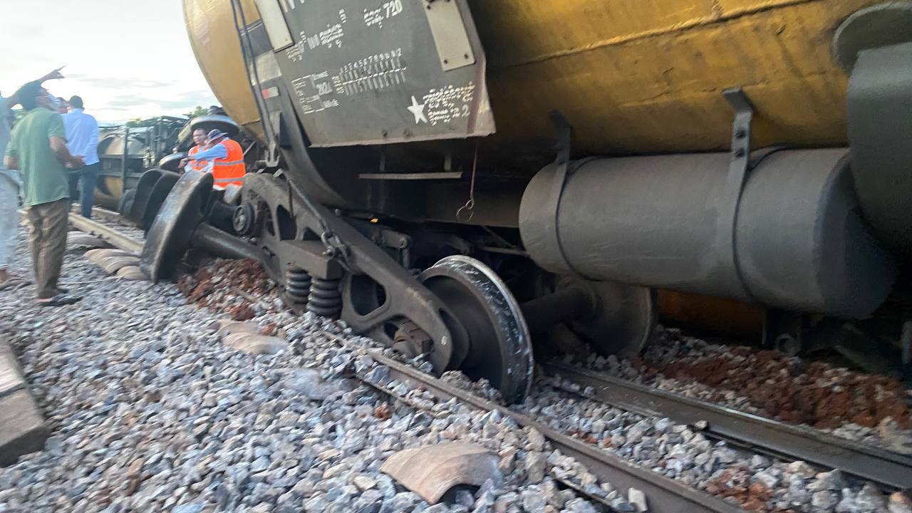 ក្រសួងបរិស្ថានចុះចាត់វិធានការករណីលេចធ្លាយប្រេង៣០០០០ លីត្រ ពីទូររថភ្លេីងនៅពោធិ៍សាត់