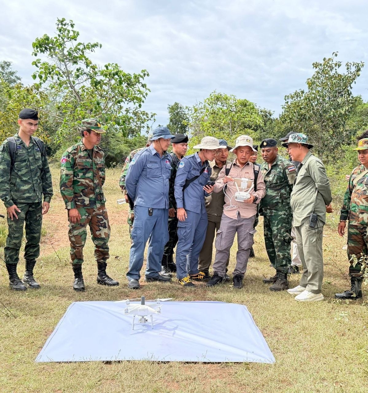នាយករដ្ឋមន្ត្រីពន្យល់ពីបោះបង្គោលព្រំដែនបណ្ដោះអាសន្ននៅចន្លោះបង្គោលព្រំដែនលេខ៤២-៤៧ និងលេខ៥២-៥៩