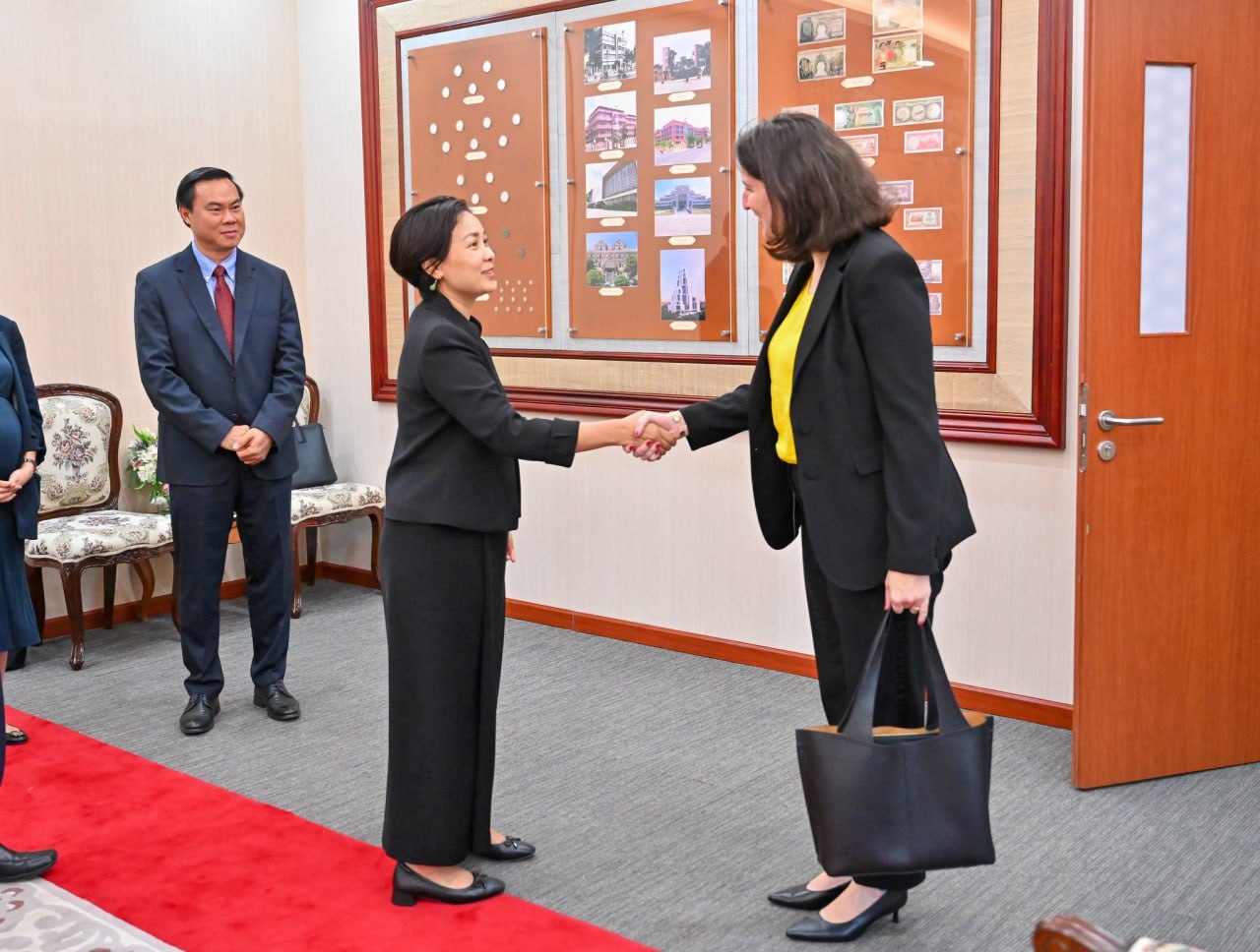 ប្រធានគ្រប់គ្រងធនាគារពិភពលោកប្រចាំកម្ពុជា វាយតម្លៃខ្ពស់ចំពោះសមិទ្ធផលដែលធនាគារជាតិនៃកម្ពុជាសម្រេចបាន