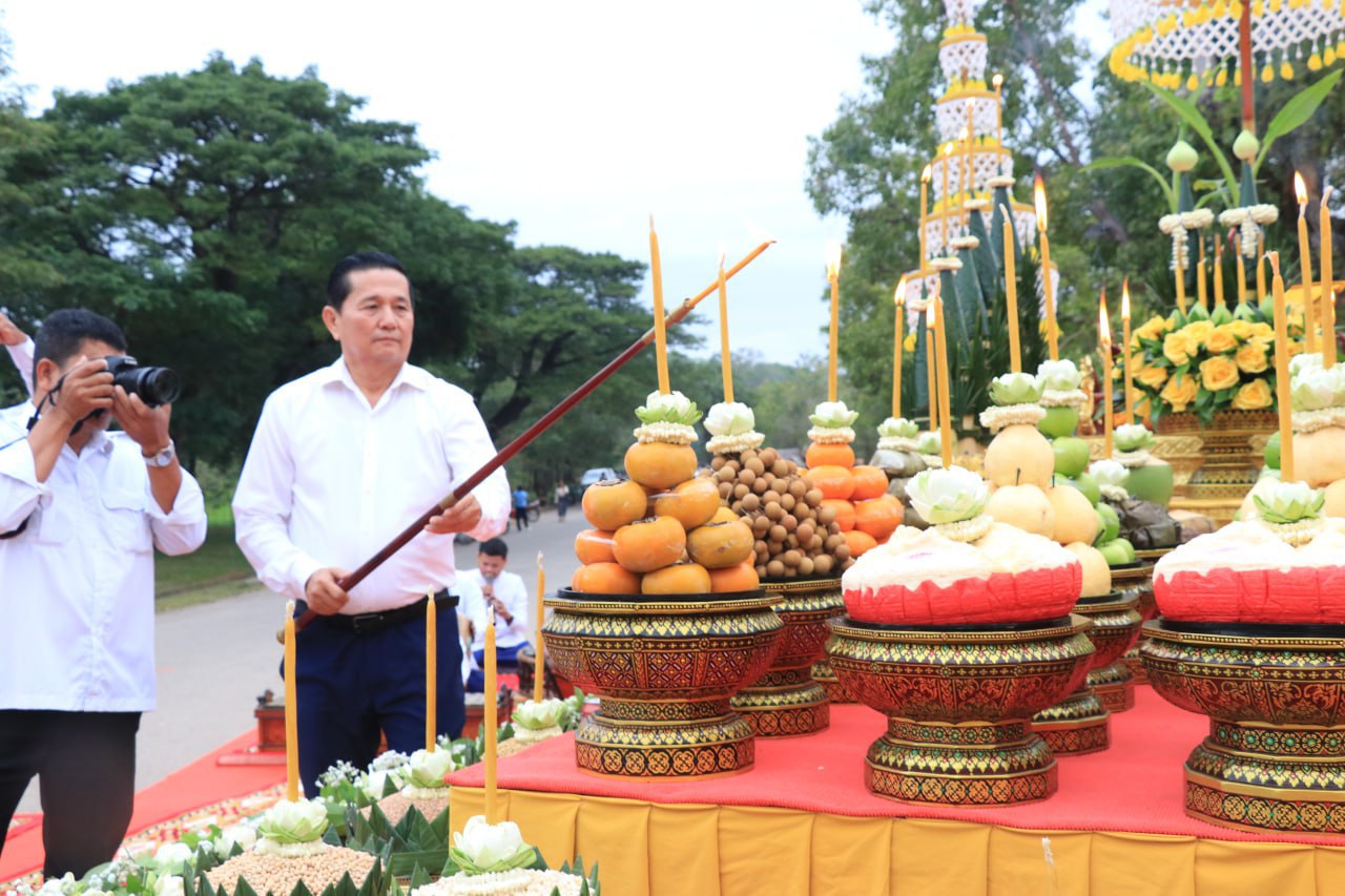 រដ្ឋមន្ត្រីវប្បធម៌ ដឹកនាំរៀបចំពិធីបួងសួងសុំសេចក្ដីសុខ សន្តិភាព និងរំលឹកគុណបុព្វបុរសខ្មែរ នៅមុខប្រាសាទអង្គរវត្ត