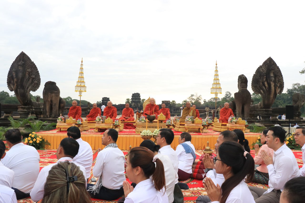 រដ្ឋមន្ត្រីវប្បធម៌ ដឹកនាំរៀបចំពិធីបួងសួងសុំសេចក្ដីសុខ សន្តិភាព និងរំលឹកគុណបុព្វបុរសខ្មែរ នៅមុខប្រាសាទអង្គរវត្ត