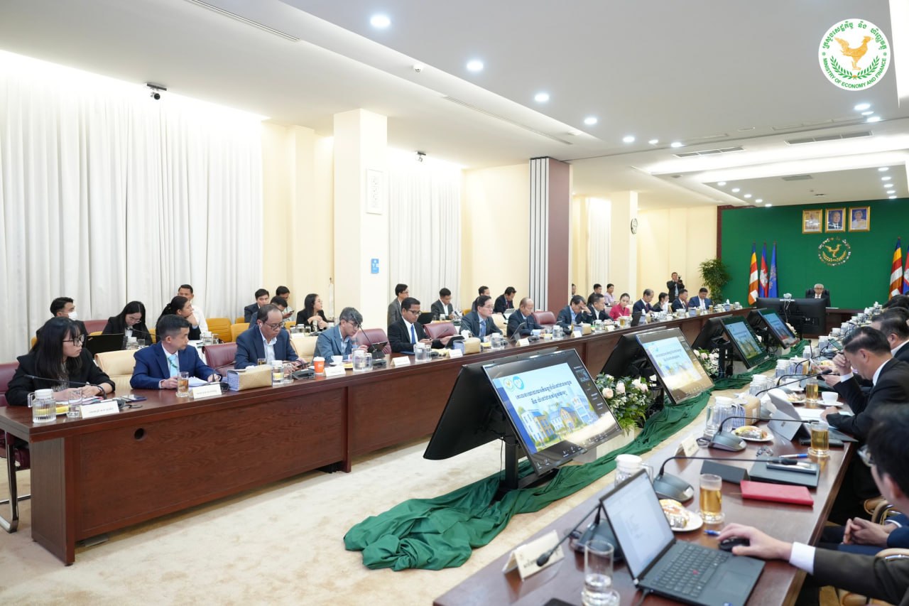 រដ្ឋាភិបាលសម្រេចកែសម្រួលសេចក្តីព្រាង «គោលនយោបាយអភិវឌ្ឍន៍លំនៅឋានសង្គម និងលំនៅឋានសមរម្យ»ថ្មី

ភ្នំពេញ៖ នៅថ្ងៃទី ២២ ខែធ្នូ ឆ្នាំ ២០២៥ លោក អូន ព័ន្ធមុនីរ័ត្ន ឧបនាយករដ្ឋមន្ត្រី រដ្ឋមន្ត្រីក្រសេដ្ឋកិច្ច និងហិរញ្ញវត្ថុ និងជាប្រធានគណៈកម្មាធិការគោលនយោបាយសេដ្ឋកិច្ច និងហិរញ្ញវត្ថុ (គ.ស.ហ )  បានដឹកនាំកិច្ចប្រជុំ គ.ស.ហ ដើម្បីពិនិត្យ និងពិភាក្សាលើការរៀបចំ និងកែសម្រួលសេក្តីព្រាង «គោលនយោបាយអភិវឌ្ឍន៍លំនៅឋានសង្គម និងលំនៅឋានសមរម្យ»  ដោយមានការចូលរួមពី ថ្នាក់ដឹកនាំនៃក្រសួងស្ថាប័នពាក់ព័ន្ធ ។

យោងតាមសេក្តីប្រកាសព័ត៌មានរបស់ក្រសួងសេដ្ឋកិច្ច និងហិរញ្ញវត្ថុ បានបញ្ជាក់ថា គោលនយោបាយថ្មីនេះ ជាការធ្វើបច្ចុប្បន្នកម្ម ជំនួសឱ្យ «គោលនយោបាយស្តីពីការលើកទឹកចិត្ត និងការេបង្កើតកម្មវិធីជាតិសម្រាប់ការអភិវឌ្ឍលំនៅឋានតម្លៃសមរម្យ ឆ្នាំ ២០១៧ » ។

 « គោលនយោបាយអភិវឌ្ឍន៍លំនៅឋានសង្គម និងលំនៅឋានតម្លៃសមរម្យ  »ត្រូវបានរៀបចំឡើងក្នុងគោលដៅជំរុញដល់ការអនុវត្តគោលនយោបាយជាតិស្តីពីលំនៅឋានឆ្នាំ ២០១៤ និងធានានិរន្តភាព ក្នុងការដោះស្រាយបញ្ហាប្រឈមក្នុងវិស័យលំនៅឋាន ឱ្យកាន់តែមានប្រសិទ្ធិភាព និងស័ក្តិសិទ្ធិភាព ដើម្បីចូលរួមចំណែកលើកកម្ពស់សុខមាលភាពរបស់ប្រជាជន។

 គោលនយោបាយថ្មីនេះ មានគោលបំណង៖ ១ ផ្គត់ផ្គង់លំនៅឋានសង្គម និងលំនៅឋានតម្លៃសមរម្យកម្មសិទ្ធិ ប្រកបដោយគុណភាព សុវត្ថិភាព និងមានការតភ្ជាប់ដល់ប្រជាជនដដែលមានចំណូឡកម្រិតទាប មធ្យម និងក្រុមងារយរងគ្រោះ និងបំពេញបន្ថែមនូវលំនៅឋានតម្លៃសមរម្យ សម្រាប់ជួល ដោយផ្អែកតាមការសិក្សាលើតម្រូវការជាតក់ស្តែងរបស់សិស្ស និស្សិត កម្មករនិយោជិត និងអ្នកធ្វើចំណាកស្រុក និង២ ជំរុការអភិវឌ្ឍនគរូបនីយកម្ម។

ដើម្បីសម្រេចគោលបំណងខាងលើ សេចក្តីព្រាងគោលនយោបាយ នេះ បានបញ្ចូលនូវទិដ្ឋភាពថ្មី ចំនួន ៤ ដែលមានលក្ខណៈខុសប្លែកពីគោលនយោបាយឆ្នាំ ២០២៧ រួមមាន៖   ការដាក់បញ្ចូលប្រភេទលំនៅឋានសង្គម  និងលំនៅឋានតម្លៃសមរម្យ សម្រាប់ជួល តាមរយៈការលើកកម្កល់ការចូលរួមពីរាជរដ្ឋាភិបាល អង្គការមិនមែនរដ្ឋាភិបាល ដៃគូអភិវឌ្ឍ និងវិស័យឯកជន ។  ការបន្ថែមជម្រើសហិរញ្ញប្បទាន និងយន្តការក្នុងការអភិវឌ្ឍលំនៅឋានសង្គម លំនៅឋានតម្លៃសមរម្យកម្មសិទ្ធិ និងលំនៅឋានតម្លៃសមរម្យសម្រាប់ជួល ។ ការកែតម្រូវ និងធ្វើបច្ចុប្បន្នភាពលក្ខខណ្ឌវិនិច្ឆ័យសំណើគម្រោង និងអថិតិជនគោលដៅ សម្រាប់ប្រភេទលំនៅឋាននីមួយៗ ឱ្យសមស្របតាមបរិបទសង្គម-សេដ្ឋកិច្ច  និងការកែសម្រួលនីតិវិធីនៃការដាក់ស្នើគម្រោង ដើម្បីធានាភាពងាយស្រួលនៃការអនុវត្តគម្រោង។ 

ទន្ទឹមនេះ ដើម្បីធានាបាននូវប្រសិទ្ធិភាពក្នុងការអនុវត្តគោលនយោបាយថ្មី និងជំរុញការអភិវឌ្ឍលំនៅឋានសង្គម និងលំនៅឋានតម្លៃសមរម្យ (កម្មសិទ្ធិ និងជួល) ។ គោលនយោបាយថ្មីនេះ ក៏បានកំណត់ផែនការសកម្មភាពក្នុងរយៈពេលខ្លី ធម្យម និងវែង ដែលមានភាពគ្រប់ជ្រុងជ្រោយ និងអាចអនុវត្តបាន ។ 

លោក អូន ព័ន្ធមុនីរ័ត្ន បានថ្លែងអំណរគុណចំពោះការចូលរួម និងកិច្ចសហការក្នុងការផ្តល់យោបល់កែលម្អជាបន្តបន្ទាប់ពីគ្រប់ក្រសួង ស្ថាប័នពាក់ព័ន្ធ ជាពិសេស គណៈកម្មាធិការអន្តរក្រសួងសម្រាប់គម្រោងអភិវឌ្ឍន៍លំនៅឋានតម្លៃសមរម្យ ដែលបានខិតខំដឹកនាំធ្វើការសិក្សា និងកែសម្រួលនាពេលកន្លងមក ដែលធ្វើឱ្យសេក្តីព្រាងនៃឯកសារ «គោលនយោបាយថ្មី»នេះ កាត់តែមានភាពច្បាស់លាស់ និងគ្រប់ជ្រុងជ្រោយ ដើម្បីដាក់ជូនរាជរដ្ឋាភិបាល ពិនិត្យ និងអនុម័ត នាពេលឆាប់ៗខាងមុខ៕