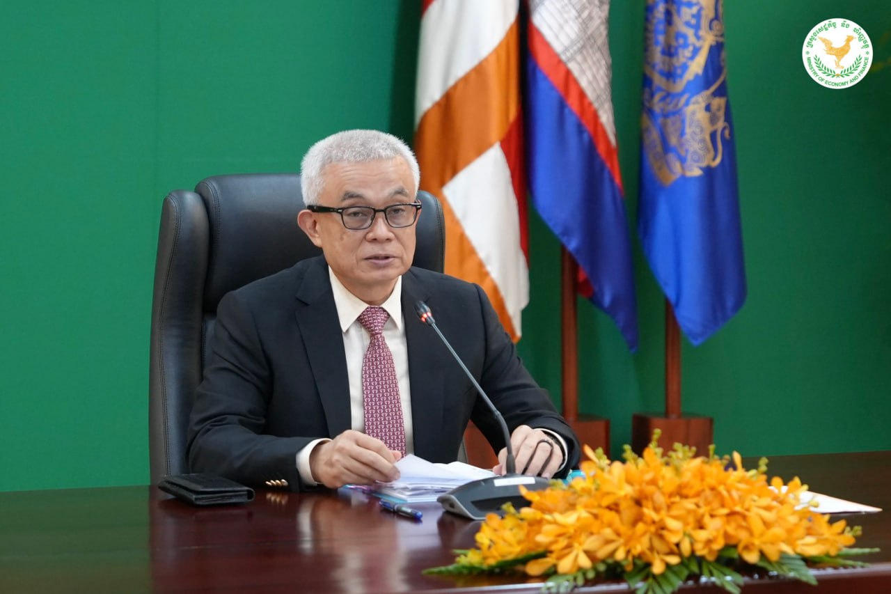 រដ្ឋាភិបាលសម្រេចកែសម្រួលសេចក្តីព្រាង «គោលនយោបាយអភិវឌ្ឍន៍លំនៅឋានសង្គម និងលំនៅឋានសមរម្យ»ថ្មី

ភ្នំពេញ៖ នៅថ្ងៃទី ២២ ខែធ្នូ ឆ្នាំ ២០២៥ លោក អូន ព័ន្ធមុនីរ័ត្ន ឧបនាយករដ្ឋមន្ត្រី រដ្ឋមន្ត្រីក្រសេដ្ឋកិច្ច និងហិរញ្ញវត្ថុ និងជាប្រធានគណៈកម្មាធិការគោលនយោបាយសេដ្ឋកិច្ច និងហិរញ្ញវត្ថុ (គ.ស.ហ )  បានដឹកនាំកិច្ចប្រជុំ គ.ស.ហ ដើម្បីពិនិត្យ និងពិភាក្សាលើការរៀបចំ និងកែសម្រួលសេក្តីព្រាង «គោលនយោបាយអភិវឌ្ឍន៍លំនៅឋានសង្គម និងលំនៅឋានសមរម្យ»  ដោយមានការចូលរួមពី ថ្នាក់ដឹកនាំនៃក្រសួងស្ថាប័នពាក់ព័ន្ធ ។

យោងតាមសេក្តីប្រកាសព័ត៌មានរបស់ក្រសួងសេដ្ឋកិច្ច និងហិរញ្ញវត្ថុ បានបញ្ជាក់ថា គោលនយោបាយថ្មីនេះ ជាការធ្វើបច្ចុប្បន្នកម្ម ជំនួសឱ្យ «គោលនយោបាយស្តីពីការលើកទឹកចិត្ត និងការេបង្កើតកម្មវិធីជាតិសម្រាប់ការអភិវឌ្ឍលំនៅឋានតម្លៃសមរម្យ ឆ្នាំ ២០១៧ » ។

 « គោលនយោបាយអភិវឌ្ឍន៍លំនៅឋានសង្គម និងលំនៅឋានតម្លៃសមរម្យ  »ត្រូវបានរៀបចំឡើងក្នុងគោលដៅជំរុញដល់ការអនុវត្តគោលនយោបាយជាតិស្តីពីលំនៅឋានឆ្នាំ ២០១៤ និងធានានិរន្តភាព ក្នុងការដោះស្រាយបញ្ហាប្រឈមក្នុងវិស័យលំនៅឋាន ឱ្យកាន់តែមានប្រសិទ្ធិភាព និងស័ក្តិសិទ្ធិភាព ដើម្បីចូលរួមចំណែកលើកកម្ពស់សុខមាលភាពរបស់ប្រជាជន។

 គោលនយោបាយថ្មីនេះ មានគោលបំណង៖ ១ ផ្គត់ផ្គង់លំនៅឋានសង្គម និងលំនៅឋានតម្លៃសមរម្យកម្មសិទ្ធិ ប្រកបដោយគុណភាព សុវត្ថិភាព និងមានការតភ្ជាប់ដល់ប្រជាជនដដែលមានចំណូឡកម្រិតទាប មធ្យម និងក្រុមងារយរងគ្រោះ និងបំពេញបន្ថែមនូវលំនៅឋានតម្លៃសមរម្យ សម្រាប់ជួល ដោយផ្អែកតាមការសិក្សាលើតម្រូវការជាតក់ស្តែងរបស់សិស្ស និស្សិត កម្មករនិយោជិត និងអ្នកធ្វើចំណាកស្រុក និង២ ជំរុការអភិវឌ្ឍនគរូបនីយកម្ម។

ដើម្បីសម្រេចគោលបំណងខាងលើ សេចក្តីព្រាងគោលនយោបាយ នេះ បានបញ្ចូលនូវទិដ្ឋភាពថ្មី ចំនួន ៤ ដែលមានលក្ខណៈខុសប្លែកពីគោលនយោបាយឆ្នាំ ២០២៧ រួមមាន៖   ការដាក់បញ្ចូលប្រភេទលំនៅឋានសង្គម  និងលំនៅឋានតម្លៃសមរម្យ សម្រាប់ជួល តាមរយៈការលើកកម្កល់ការចូលរួមពីរាជរដ្ឋាភិបាល អង្គការមិនមែនរដ្ឋាភិបាល ដៃគូអភិវឌ្ឍ និងវិស័យឯកជន ។  ការបន្ថែមជម្រើសហិរញ្ញប្បទាន និងយន្តការក្នុងការអភិវឌ្ឍលំនៅឋានសង្គម លំនៅឋានតម្លៃសមរម្យកម្មសិទ្ធិ និងលំនៅឋានតម្លៃសមរម្យសម្រាប់ជួល ។ ការកែតម្រូវ និងធ្វើបច្ចុប្បន្នភាពលក្ខខណ្ឌវិនិច្ឆ័យសំណើគម្រោង និងអថិតិជនគោលដៅ សម្រាប់ប្រភេទលំនៅឋាននីមួយៗ ឱ្យសមស្របតាមបរិបទសង្គម-សេដ្ឋកិច្ច  និងការកែសម្រួលនីតិវិធីនៃការដាក់ស្នើគម្រោង ដើម្បីធានាភាពងាយស្រួលនៃការអនុវត្តគម្រោង។ 

ទន្ទឹមនេះ ដើម្បីធានាបាននូវប្រសិទ្ធិភាពក្នុងការអនុវត្តគោលនយោបាយថ្មី និងជំរុញការអភិវឌ្ឍលំនៅឋានសង្គម និងលំនៅឋានតម្លៃសមរម្យ (កម្មសិទ្ធិ និងជួល) ។ គោលនយោបាយថ្មីនេះ ក៏បានកំណត់ផែនការសកម្មភាពក្នុងរយៈពេលខ្លី ធម្យម និងវែង ដែលមានភាពគ្រប់ជ្រុងជ្រោយ និងអាចអនុវត្តបាន ។ 

លោក អូន ព័ន្ធមុនីរ័ត្ន បានថ្លែងអំណរគុណចំពោះការចូលរួម និងកិច្ចសហការក្នុងការផ្តល់យោបល់កែលម្អជាបន្តបន្ទាប់ពីគ្រប់ក្រសួង ស្ថាប័នពាក់ព័ន្ធ ជាពិសេស គណៈកម្មាធិការអន្តរក្រសួងសម្រាប់គម្រោងអភិវឌ្ឍន៍លំនៅឋានតម្លៃសមរម្យ ដែលបានខិតខំដឹកនាំធ្វើការសិក្សា និងកែសម្រួលនាពេលកន្លងមក ដែលធ្វើឱ្យសេក្តីព្រាងនៃឯកសារ «គោលនយោបាយថ្មី»នេះ កាត់តែមានភាពច្បាស់លាស់ និងគ្រប់ជ្រុងជ្រោយ ដើម្បីដាក់ជូនរាជរដ្ឋាភិបាល ពិនិត្យ និងអនុម័ត នាពេលឆាប់ៗខាងមុខ៕