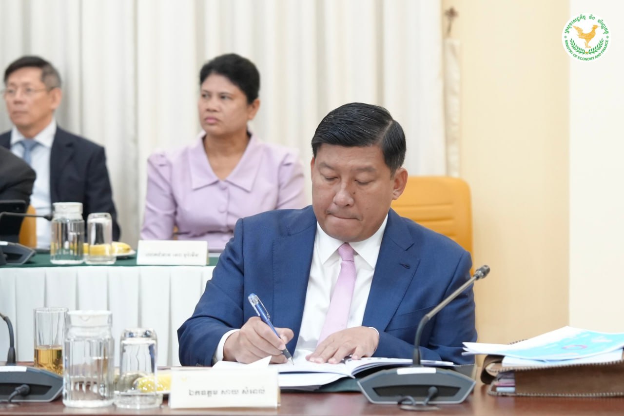 រដ្ឋាភិបាលសម្រេចកែសម្រួលសេចក្តីព្រាង «គោលនយោបាយអភិវឌ្ឍន៍លំនៅឋានសង្គម និងលំនៅឋានសមរម្យ»ថ្មី

ភ្នំពេញ៖ នៅថ្ងៃទី ២២ ខែធ្នូ ឆ្នាំ ២០២៥ លោក អូន ព័ន្ធមុនីរ័ត្ន ឧបនាយករដ្ឋមន្ត្រី រដ្ឋមន្ត្រីក្រសេដ្ឋកិច្ច និងហិរញ្ញវត្ថុ និងជាប្រធានគណៈកម្មាធិការគោលនយោបាយសេដ្ឋកិច្ច និងហិរញ្ញវត្ថុ (គ.ស.ហ )  បានដឹកនាំកិច្ចប្រជុំ គ.ស.ហ ដើម្បីពិនិត្យ និងពិភាក្សាលើការរៀបចំ និងកែសម្រួលសេក្តីព្រាង «គោលនយោបាយអភិវឌ្ឍន៍លំនៅឋានសង្គម និងលំនៅឋានសមរម្យ»  ដោយមានការចូលរួមពី ថ្នាក់ដឹកនាំនៃក្រសួងស្ថាប័នពាក់ព័ន្ធ ។

យោងតាមសេក្តីប្រកាសព័ត៌មានរបស់ក្រសួងសេដ្ឋកិច្ច និងហិរញ្ញវត្ថុ បានបញ្ជាក់ថា គោលនយោបាយថ្មីនេះ ជាការធ្វើបច្ចុប្បន្នកម្ម ជំនួសឱ្យ «គោលនយោបាយស្តីពីការលើកទឹកចិត្ត និងការេបង្កើតកម្មវិធីជាតិសម្រាប់ការអភិវឌ្ឍលំនៅឋានតម្លៃសមរម្យ ឆ្នាំ ២០១៧ » ។

 « គោលនយោបាយអភិវឌ្ឍន៍លំនៅឋានសង្គម និងលំនៅឋានតម្លៃសមរម្យ  »ត្រូវបានរៀបចំឡើងក្នុងគោលដៅជំរុញដល់ការអនុវត្តគោលនយោបាយជាតិស្តីពីលំនៅឋានឆ្នាំ ២០១៤ និងធានានិរន្តភាព ក្នុងការដោះស្រាយបញ្ហាប្រឈមក្នុងវិស័យលំនៅឋាន ឱ្យកាន់តែមានប្រសិទ្ធិភាព និងស័ក្តិសិទ្ធិភាព ដើម្បីចូលរួមចំណែកលើកកម្ពស់សុខមាលភាពរបស់ប្រជាជន។

 គោលនយោបាយថ្មីនេះ មានគោលបំណង៖ ១ ផ្គត់ផ្គង់លំនៅឋានសង្គម និងលំនៅឋានតម្លៃសមរម្យកម្មសិទ្ធិ ប្រកបដោយគុណភាព សុវត្ថិភាព និងមានការតភ្ជាប់ដល់ប្រជាជនដដែលមានចំណូឡកម្រិតទាប មធ្យម និងក្រុមងារយរងគ្រោះ និងបំពេញបន្ថែមនូវលំនៅឋានតម្លៃសមរម្យ សម្រាប់ជួល ដោយផ្អែកតាមការសិក្សាលើតម្រូវការជាតក់ស្តែងរបស់សិស្ស និស្សិត កម្មករនិយោជិត និងអ្នកធ្វើចំណាកស្រុក និង២ ជំរុការអភិវឌ្ឍនគរូបនីយកម្ម។

ដើម្បីសម្រេចគោលបំណងខាងលើ សេចក្តីព្រាងគោលនយោបាយ នេះ បានបញ្ចូលនូវទិដ្ឋភាពថ្មី ចំនួន ៤ ដែលមានលក្ខណៈខុសប្លែកពីគោលនយោបាយឆ្នាំ ២០២៧ រួមមាន៖   ការដាក់បញ្ចូលប្រភេទលំនៅឋានសង្គម  និងលំនៅឋានតម្លៃសមរម្យ សម្រាប់ជួល តាមរយៈការលើកកម្កល់ការចូលរួមពីរាជរដ្ឋាភិបាល អង្គការមិនមែនរដ្ឋាភិបាល ដៃគូអភិវឌ្ឍ និងវិស័យឯកជន ។  ការបន្ថែមជម្រើសហិរញ្ញប្បទាន និងយន្តការក្នុងការអភិវឌ្ឍលំនៅឋានសង្គម លំនៅឋានតម្លៃសមរម្យកម្មសិទ្ធិ និងលំនៅឋានតម្លៃសមរម្យសម្រាប់ជួល ។ ការកែតម្រូវ និងធ្វើបច្ចុប្បន្នភាពលក្ខខណ្ឌវិនិច្ឆ័យសំណើគម្រោង និងអថិតិជនគោលដៅ សម្រាប់ប្រភេទលំនៅឋាននីមួយៗ ឱ្យសមស្របតាមបរិបទសង្គម-សេដ្ឋកិច្ច  និងការកែសម្រួលនីតិវិធីនៃការដាក់ស្នើគម្រោង ដើម្បីធានាភាពងាយស្រួលនៃការអនុវត្តគម្រោង។ 

ទន្ទឹមនេះ ដើម្បីធានាបាននូវប្រសិទ្ធិភាពក្នុងការអនុវត្តគោលនយោបាយថ្មី និងជំរុញការអភិវឌ្ឍលំនៅឋានសង្គម និងលំនៅឋានតម្លៃសមរម្យ (កម្មសិទ្ធិ និងជួល) ។ គោលនយោបាយថ្មីនេះ ក៏បានកំណត់ផែនការសកម្មភាពក្នុងរយៈពេលខ្លី ធម្យម និងវែង ដែលមានភាពគ្រប់ជ្រុងជ្រោយ និងអាចអនុវត្តបាន ។ 

លោក អូន ព័ន្ធមុនីរ័ត្ន បានថ្លែងអំណរគុណចំពោះការចូលរួម និងកិច្ចសហការក្នុងការផ្តល់យោបល់កែលម្អជាបន្តបន្ទាប់ពីគ្រប់ក្រសួង ស្ថាប័នពាក់ព័ន្ធ ជាពិសេស គណៈកម្មាធិការអន្តរក្រសួងសម្រាប់គម្រោងអភិវឌ្ឍន៍លំនៅឋានតម្លៃសមរម្យ ដែលបានខិតខំដឹកនាំធ្វើការសិក្សា និងកែសម្រួលនាពេលកន្លងមក ដែលធ្វើឱ្យសេក្តីព្រាងនៃឯកសារ «គោលនយោបាយថ្មី»នេះ កាត់តែមានភាពច្បាស់លាស់ និងគ្រប់ជ្រុងជ្រោយ ដើម្បីដាក់ជូនរាជរដ្ឋាភិបាល ពិនិត្យ និងអនុម័ត នាពេលឆាប់ៗខាងមុខ៕