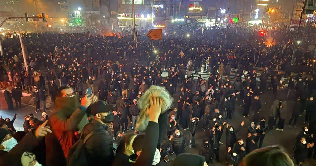 លោកត្រាំព្រមានថា កំពុងពិចារណាលើ «ជម្រើស»ដើម្បីឆ្លើយតបចំពោះអ៊ីរ៉ង់ដែលបង្រ្កាបអ្នកតវាដោយអហឹង្សា