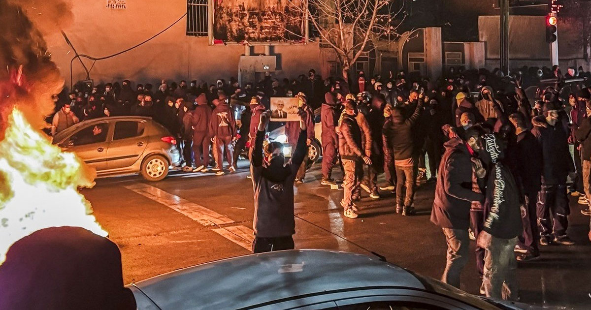 លោកត្រាំព្រមានថា កំពុងពិចារណាលើ «ជម្រើស»ដើម្បីឆ្លើយតបចំពោះអ៊ីរ៉ង់ដែលបង្រ្កាបអ្នកតវាដោយអហឹង្សា