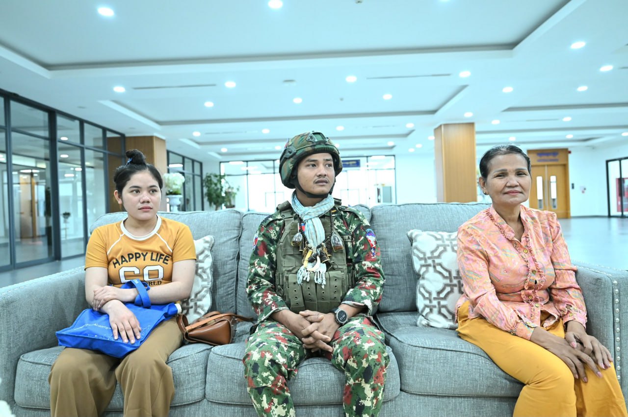 ឧត្តមសេនីយ៍ឯក ជួន ណារិន្ទ និងលោកជំទាវ ហ៊ុន ស៊ីណាតប្រគល់ម៉ូតូ០១គ្រឿងជូនដល់វីរកងទ័ពវិញ