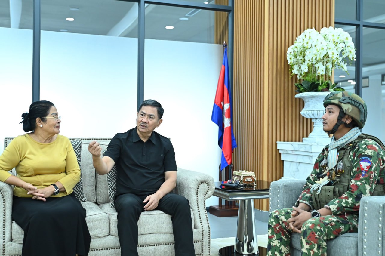 ឧត្តមសេនីយ៍ឯក ជួន ណារិន្ទ និងលោកជំទាវ ហ៊ុន ស៊ីណាតប្រគល់ម៉ូតូ០១គ្រឿងជូនដល់វីរកងទ័ពវិញ