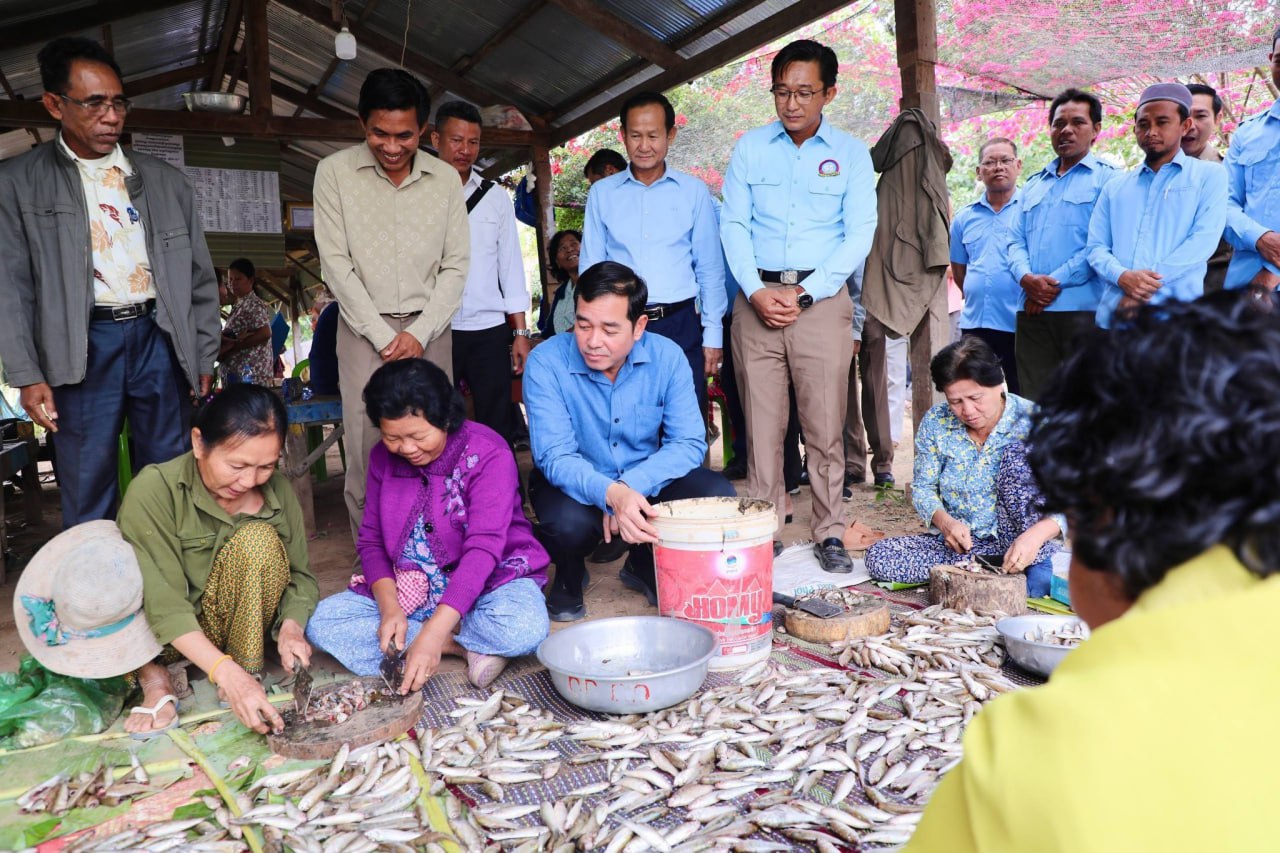 អភិបាលខេត្តកំពង់ចាមឱ្យអ្នកស្រុកកោះសូទិន ធ្វើត្រីឆ្អើរ ៣ពាន់ចង្កាក់ ដើម្បីផ្គត់ផ្គង់ដល់កងទ័ពជួរមុខ