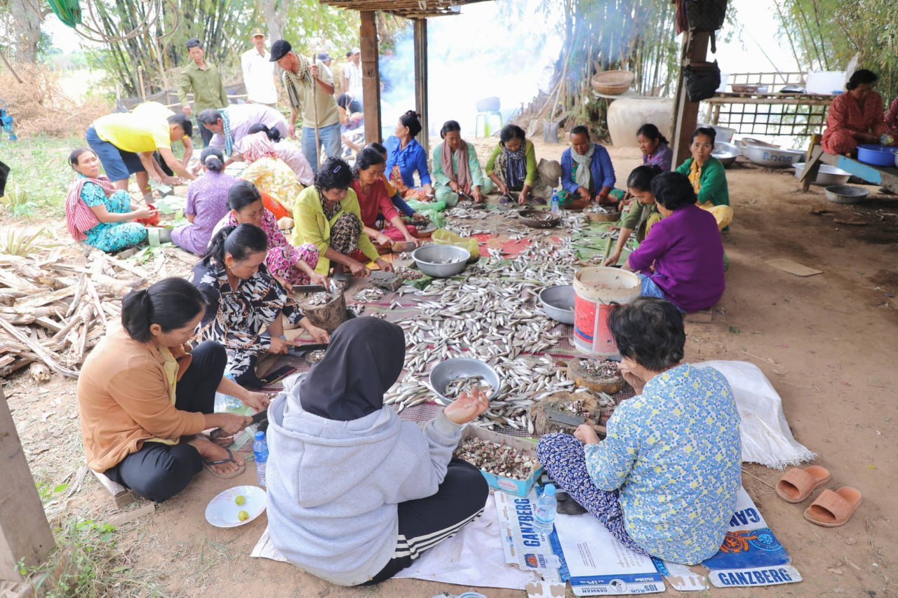 អភិបាលខេត្តកំពង់ចាមឱ្យអ្នកស្រុកកោះសូទិន ធ្វើត្រីឆ្អើរ ៣ពាន់ចង្កាក់ ដើម្បីផ្គត់ផ្គង់ដល់កងទ័ពជួរមុខ