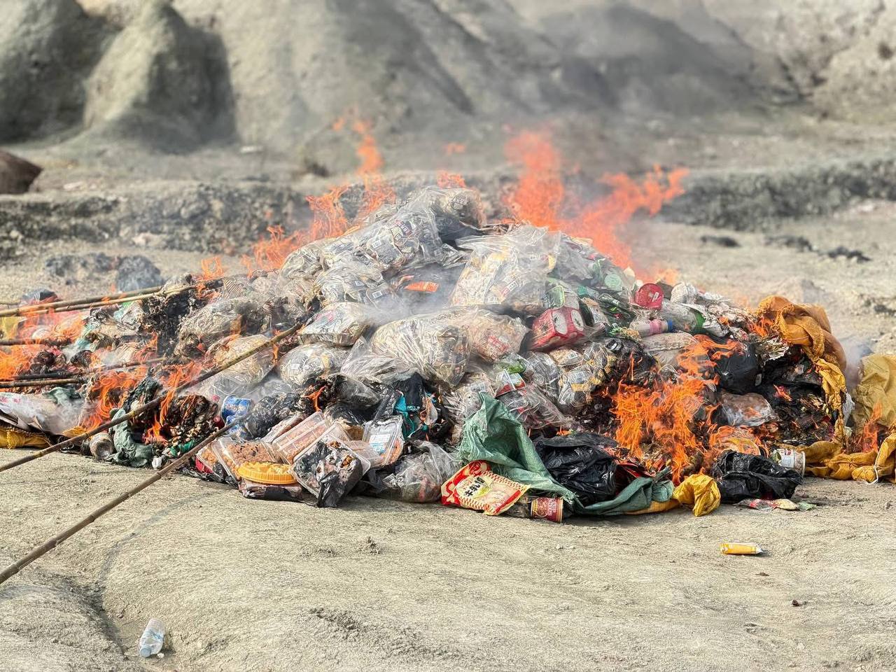 ខេត្តព្រះសីហនុដុតកម្ទេចផលិតផល ទំនិញម្ហូបអាហារខូចគុណភាព ជាងមួយតោន