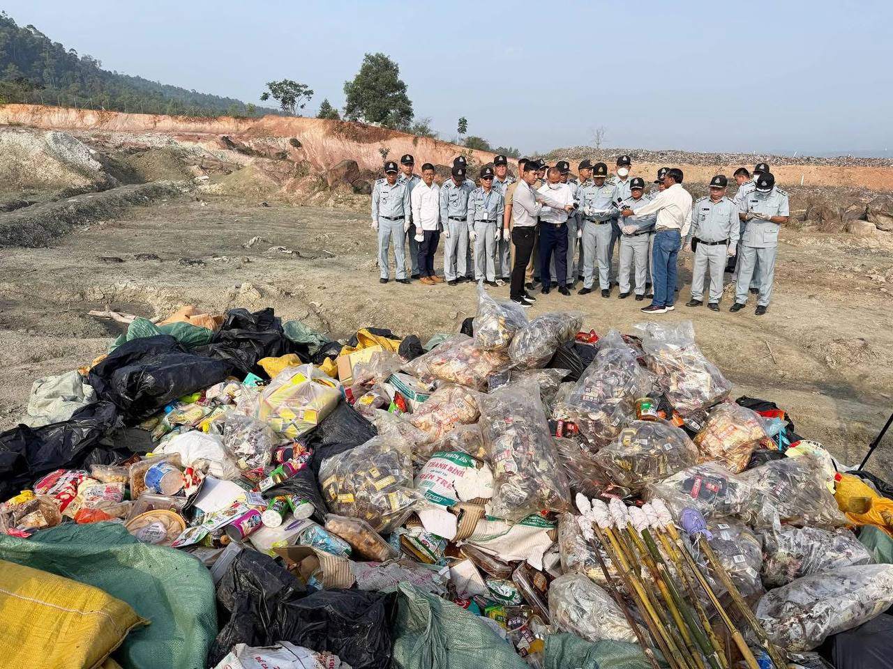 ខេត្តព្រះសីហនុដុតកម្ទេចផលិតផល ទំនិញម្ហូបអាហារខូចគុណភាព ជាងមួយតោន