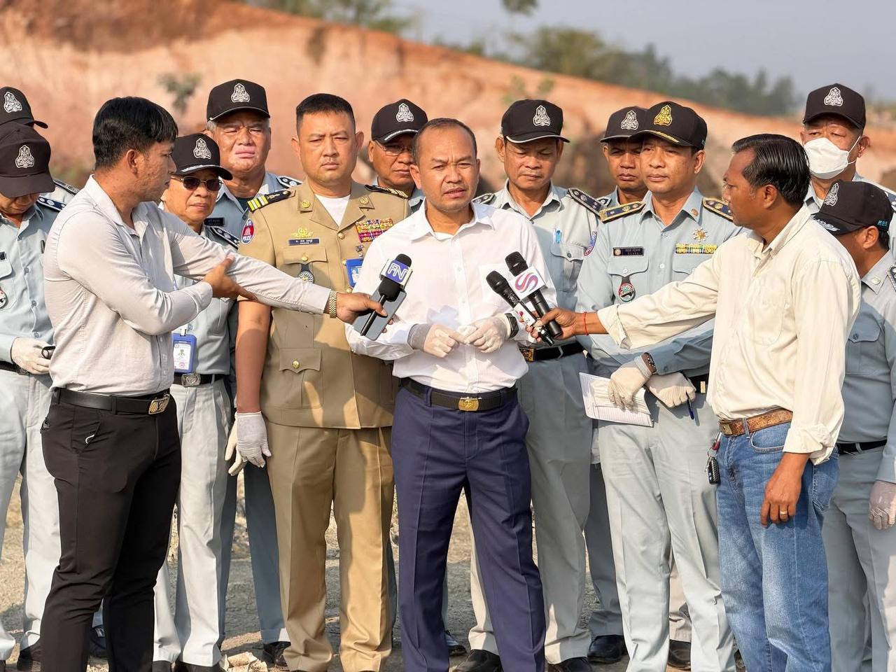 ខេត្តព្រះសីហនុដុតកម្ទេចផលិតផល ទំនិញម្ហូបអាហារខូចគុណភាព ជាងមួយតោន