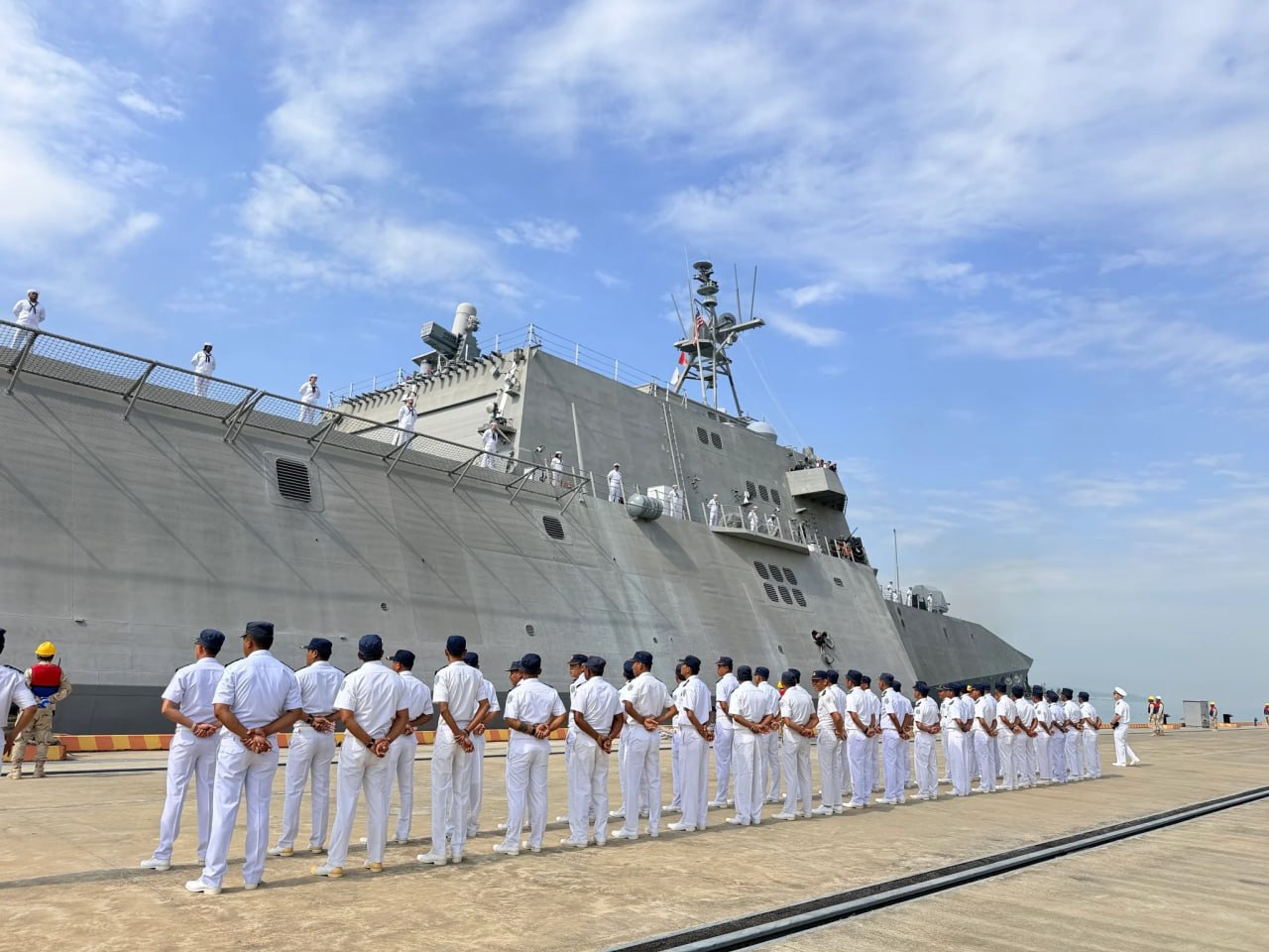 លោក ឆាំង យុ៖ ការចូលចតនាវាចម្បាំងជើងទឹកអាមេរិក នៅមូលដ្ឋានទ័ពជើងទឹករាមរួមចំណែកដល់ទំនាក់ទំនងនៃប្រទេសទាំងពីរ