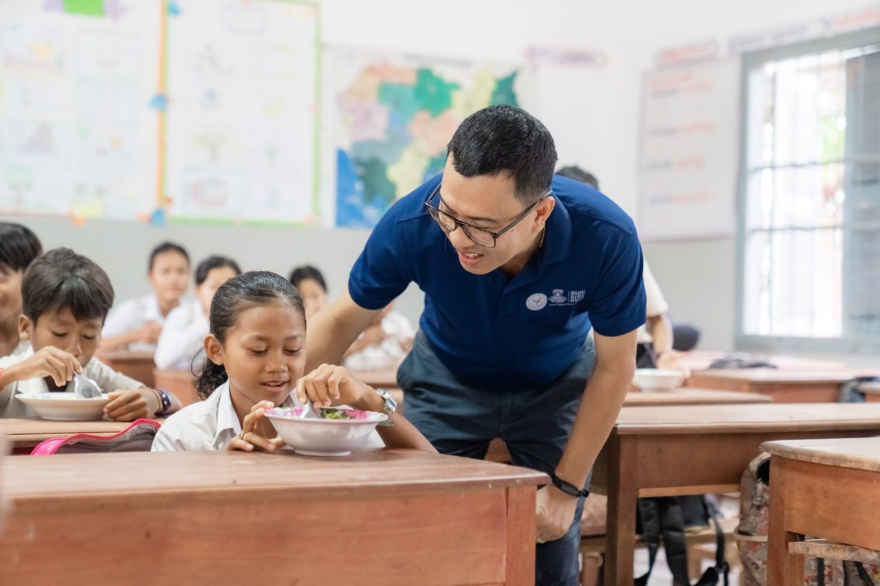 សិស្សានុសិស្ស៣០ម៉ឺននាក់ក្នុងខេត្តចំនួន ១០ ទទួលបានការផ្ដល់អាហារពេលព្រឹក តាមរយៈប្រព័ន្ធគាំពារសង្គម