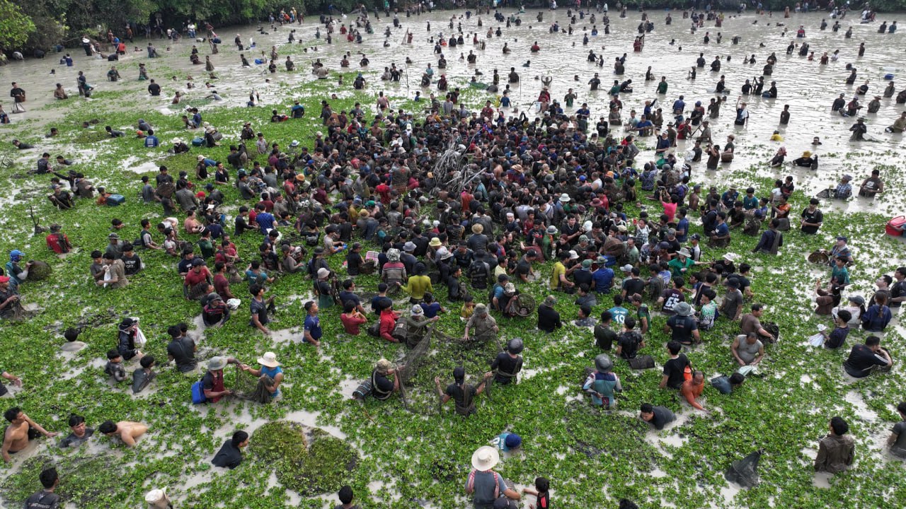 ភ្ញៀវទេសចររាប់ពាន់នាក់ចូលរួមពិធីចាប់ត្រីរួមគ្នាបែបបុរាណ នៅបឹងបង្កោង ខេត្តសៀមរាប