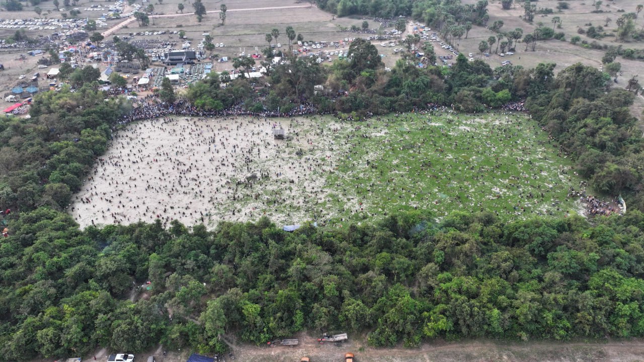 ភ្ញៀវទេសចររាប់ពាន់នាក់ចូលរួមពិធីចាប់ត្រីរួមគ្នាបែបបុរាណ នៅបឹងបង្កោង ខេត្តសៀមរាប
