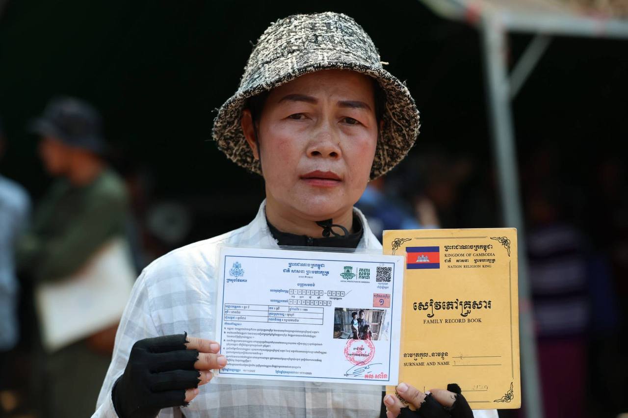 អាជ្ញាធរធ្វើបណ្ណក្រីក្រជូនជនភៀសសឹកនៅមណ្ឌលសុវត្ថិភាពវត្តចាន់ស៊ី