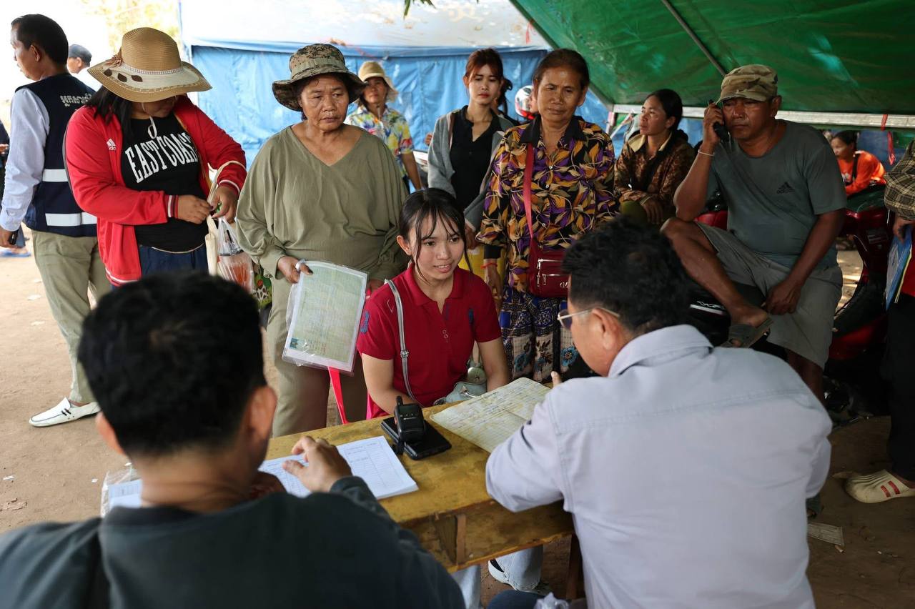 អាជ្ញាធរធ្វើបណ្ណក្រីក្រជូនជនភៀសសឹកនៅមណ្ឌលសុវត្ថិភាពវត្តចាន់ស៊ី