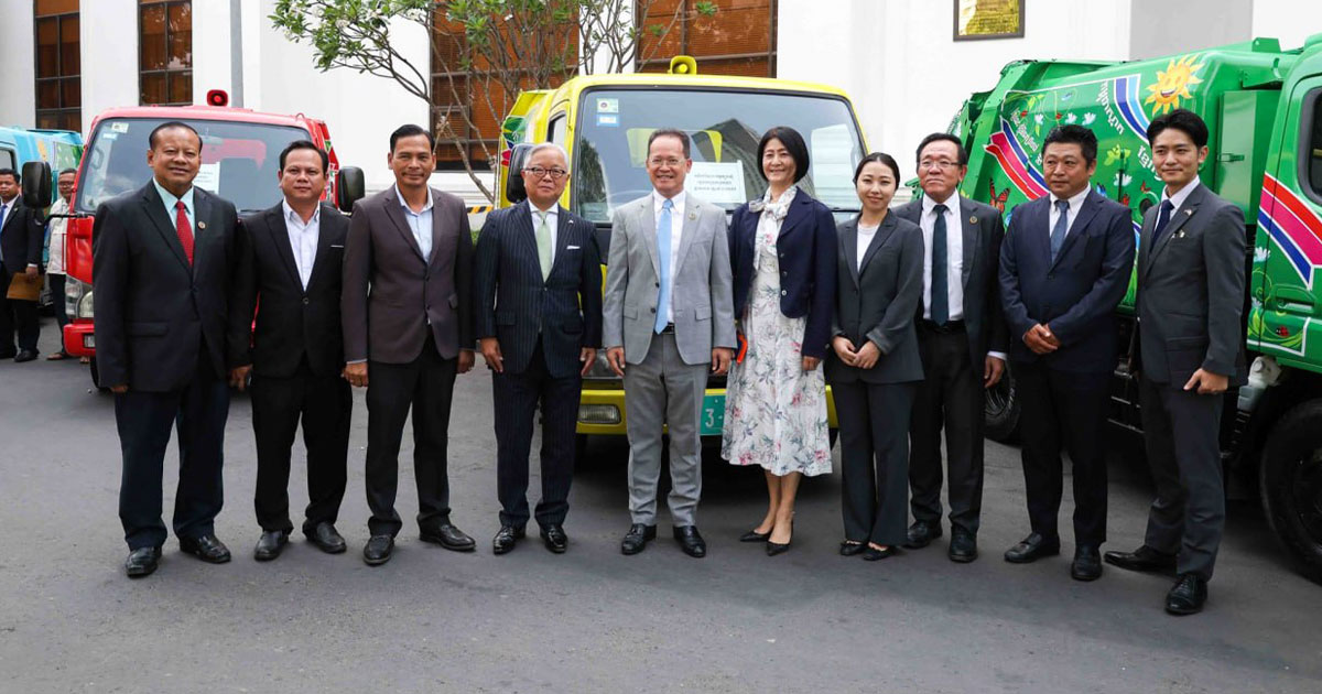 ជប៉ុន ប្រគល់រថយន្តដឹកសំរាមបន្ថែម ដើម្បីពង្រឹងការគ្រប់គ្រងសំរាមរបស់កម្ពុជា