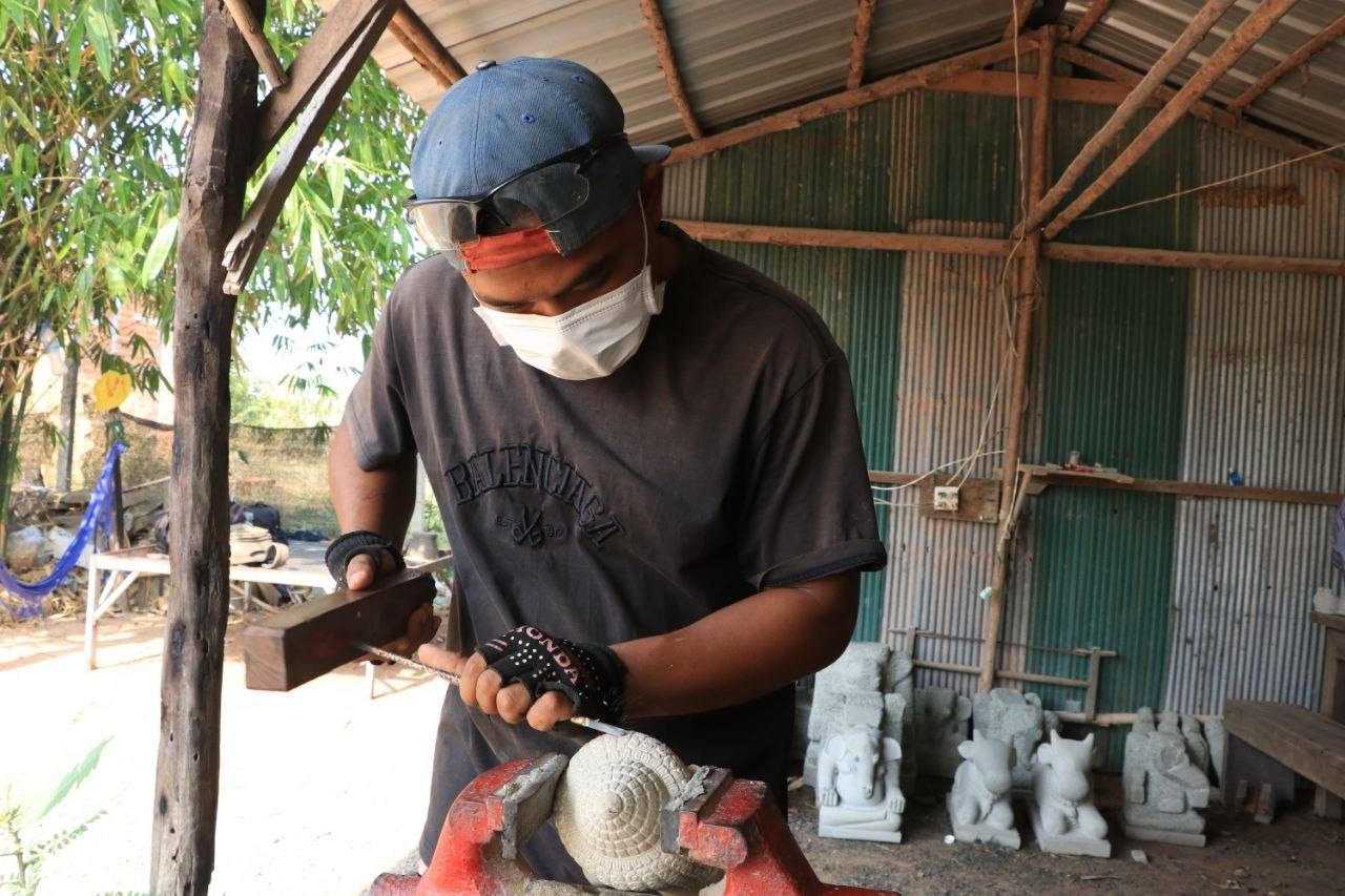 ក្រសួងវប្បធម៌ កំពុងជួយជ្រោមជ្រែងដល់សិល្បៈចម្លាក់ថ្ម នៅក្នុងភូមិធម្មជាតិរុនតាឯកឱ្យមានជីវភាពសមរម្យ