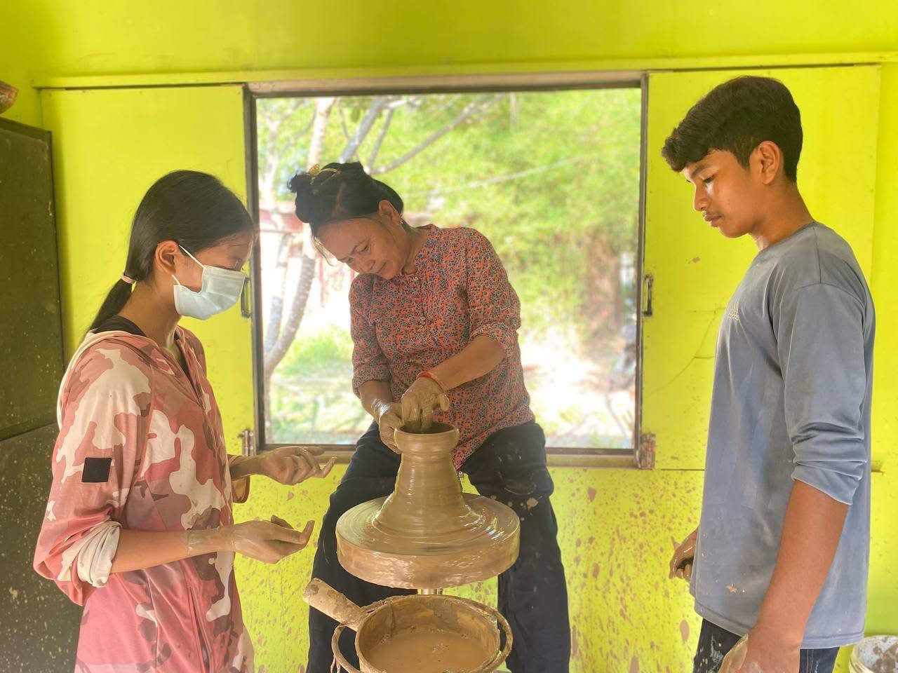 ពលរដ្ឋនៅក្រុងរុនតាឯកតេជោសែន ចូលរៀនជំនាញវិជ្ជាជីវៈដូនតា ផ្នែកកុលាលភាជន៍